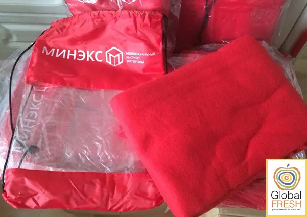 Новогодние подарки - пледы с логотипом компании